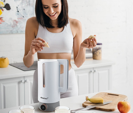 Frau gibt Banane in Steba Vegan-Drink-Maker »VDM 2 HOT & COLD«.