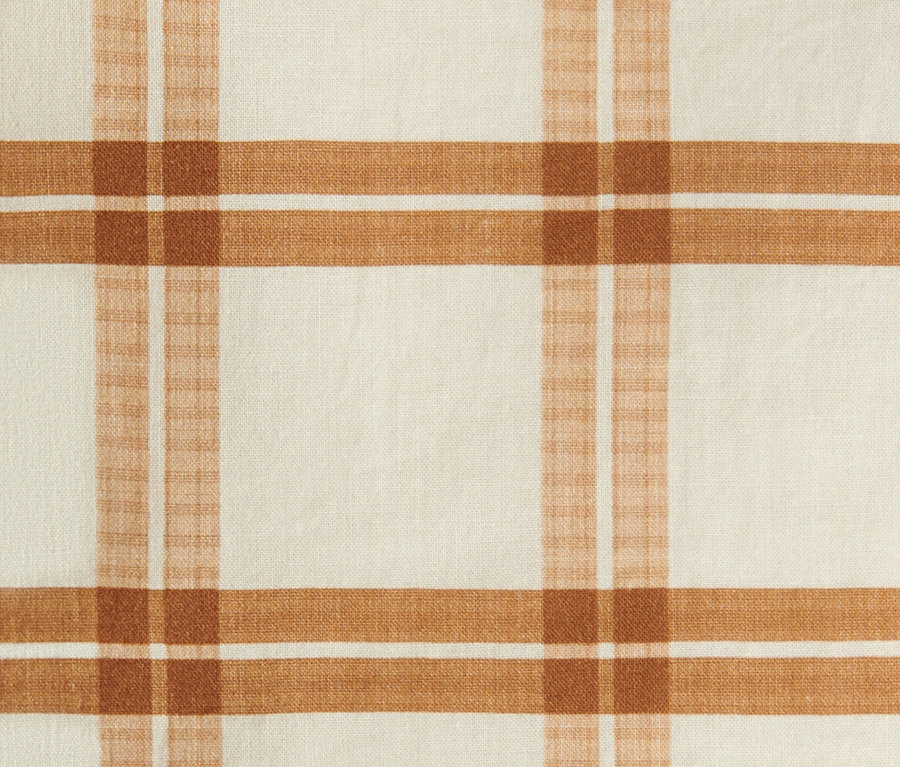 Detailaufnahme eines Stoffes mit braunem und cremefarbenem Karomuster.