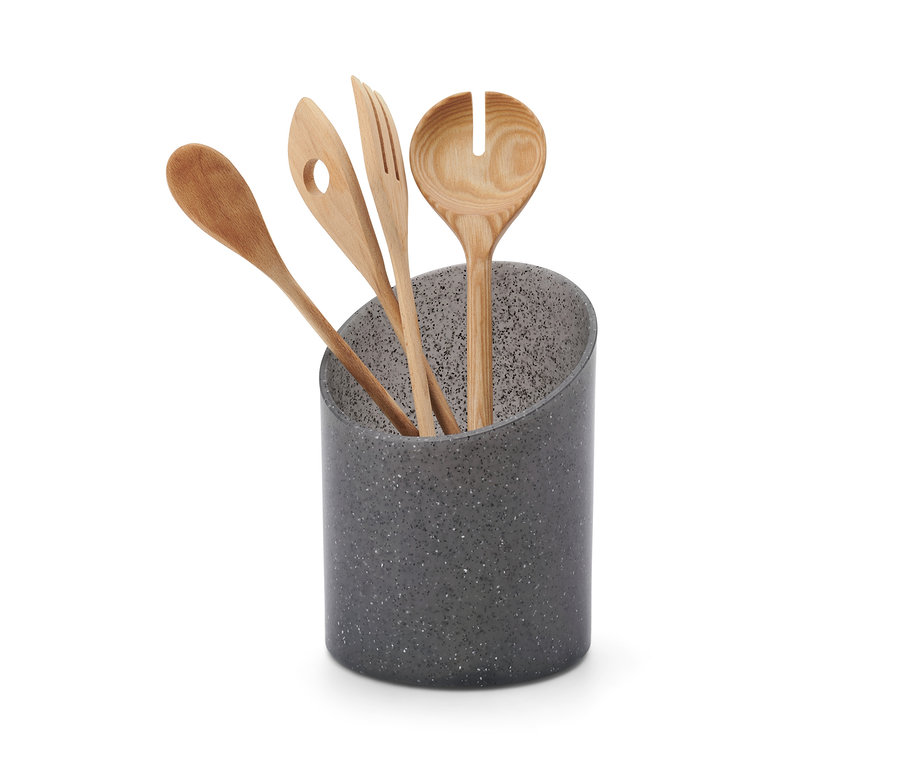 Ein Utensilienständer in Granitoptik mit hölzernen Küchenutensilien.