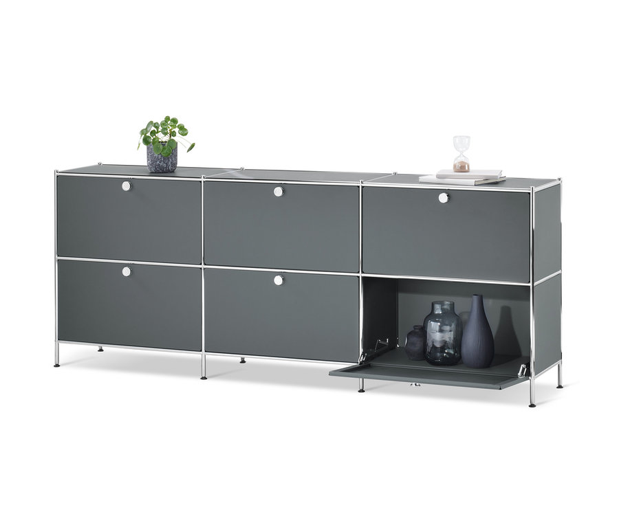 Graues Sideboard »CN3« mit 6 Klappen, wobei eine Klappe geöffnet ist und Vasen zeigt.