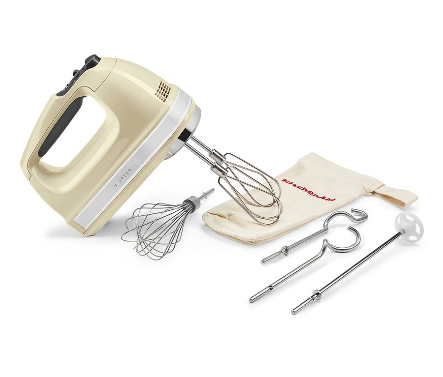 Ein cremefarbener Handmixer mit verschiedenen Aufsätzen und einem Aufbewahrungsbeutel.