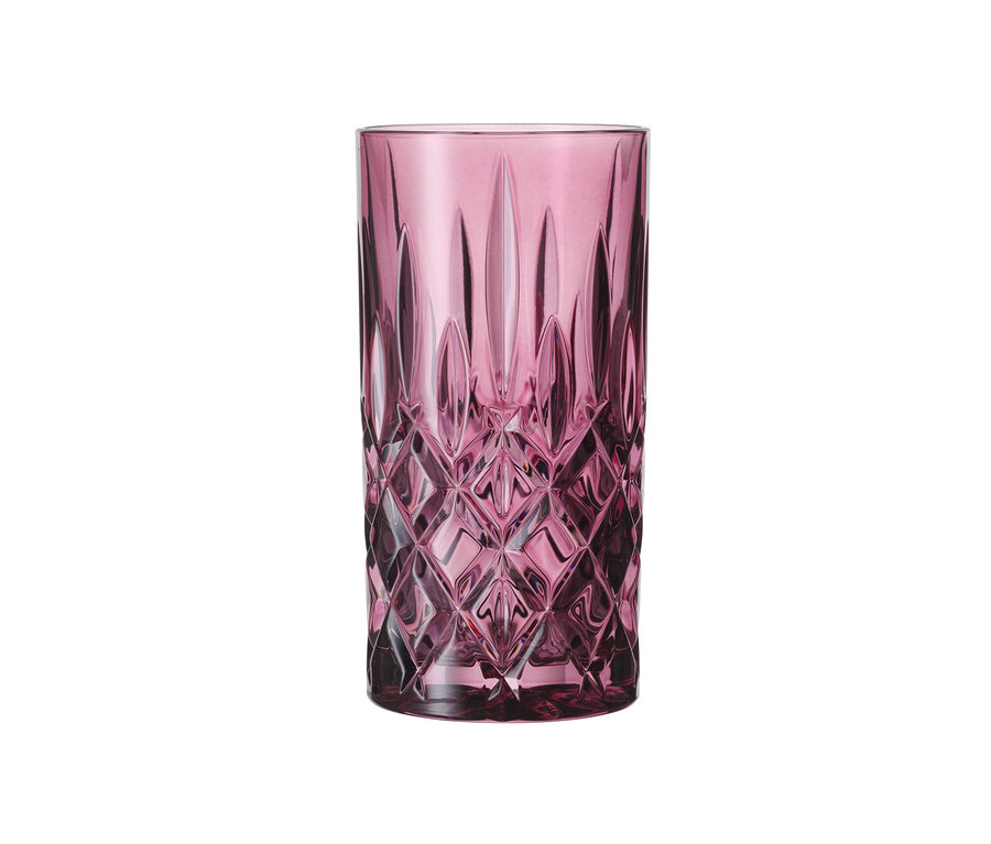 Nahaufnahme eines einzelnen Nachtmann Longdrinkglases »Noblesse« in Berry mit geschliffenem geometrischem Muster.