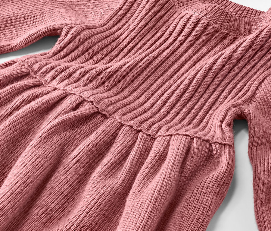 Detailansicht eines Kinder-Merinostrickkleids.