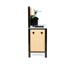 Seitenansicht der small foot Kinderküche mit Kücheninsel »Industrial«, die einen schwarzen Rahmen, helles Holz und pastellgrüne Details aufweist.