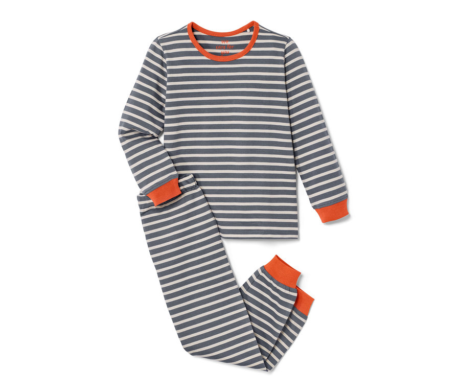 Zwei blau gestreifte und olivgrüne Kleinkinder-Pyjamas liegen auf einem weißen Hintergrund.