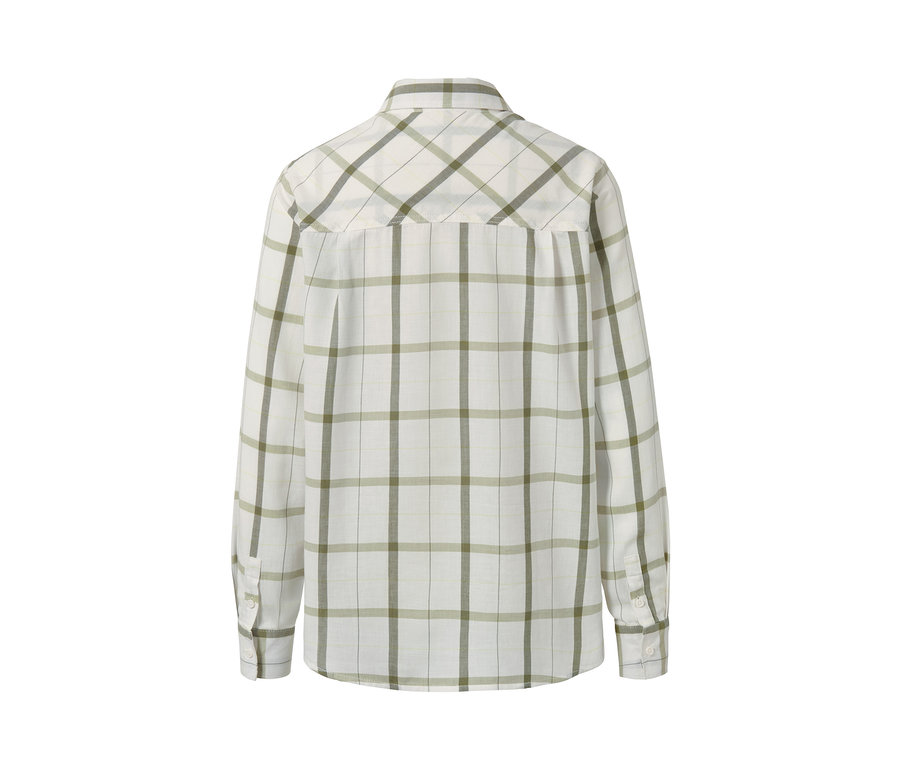 Detailansicht der Rückseite einer karierten Bluse aus Baumwoll-Flanell.