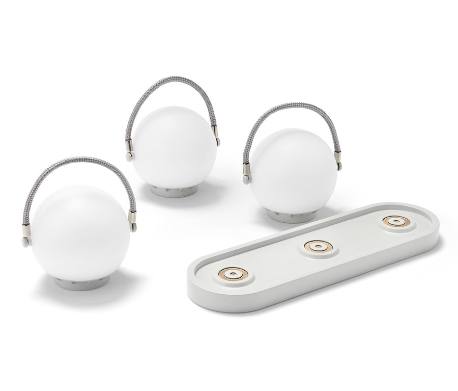 Drei LED-Akku-Tischleuchten und eine Ladestation.