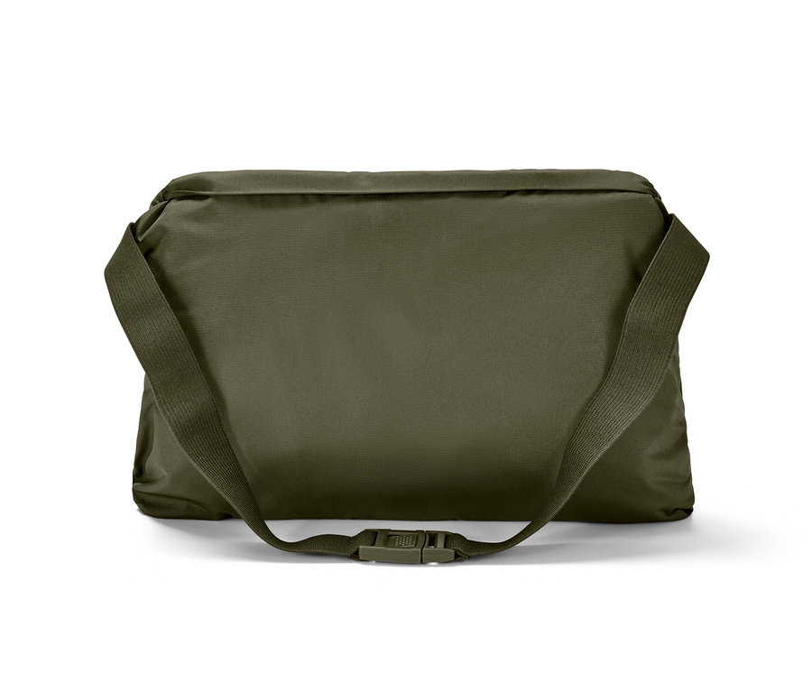 Ein grüner Unisex-Regenponcho mit Ärmeln, zusammengefaltet in einer Hülle.