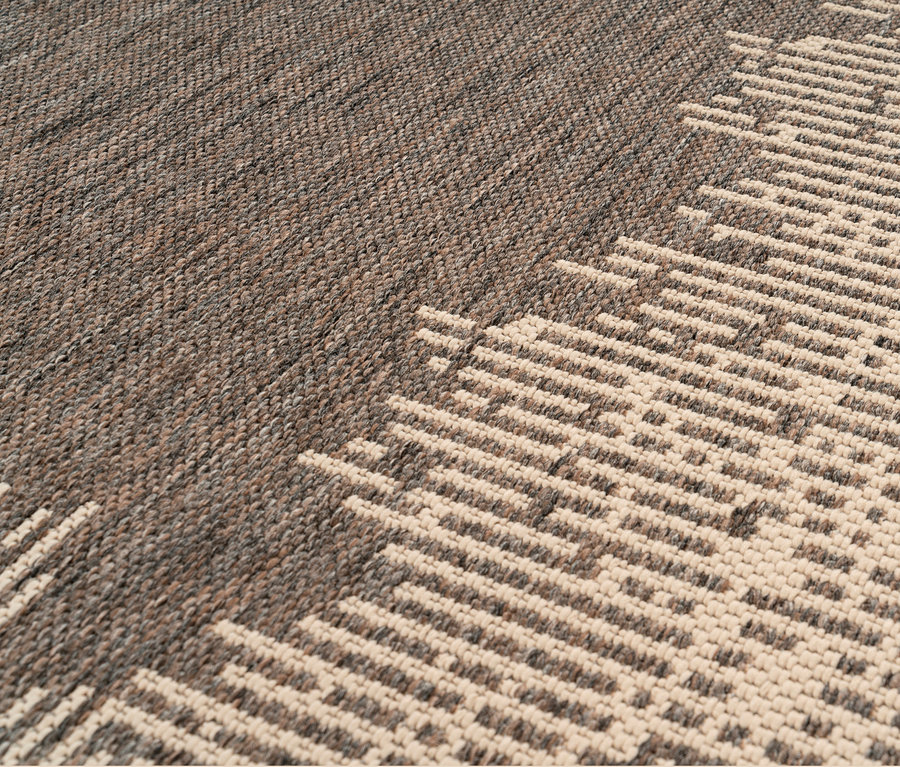 Detailansicht eines braunen Outdoor-Teppichs »Splash 900«.