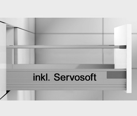 Detailaufnahme einer offenen Schublade, die den Mechanismus und den Schriftzug "inkl. Servosoft" zeigt.