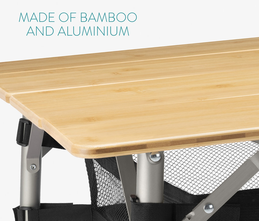 Detailansicht des Navaris Bambus-Campingtisches, groß, mit Bambusplatte und Aluminiumgestell.