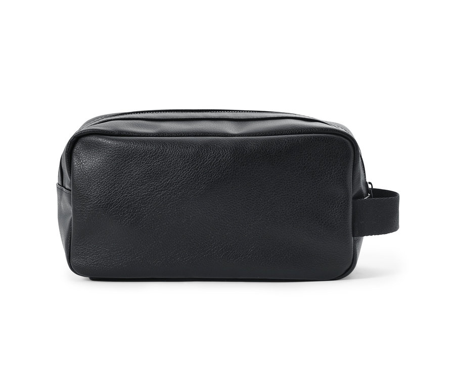 Schwarze Kulturtasche auf weißem Hintergrund.