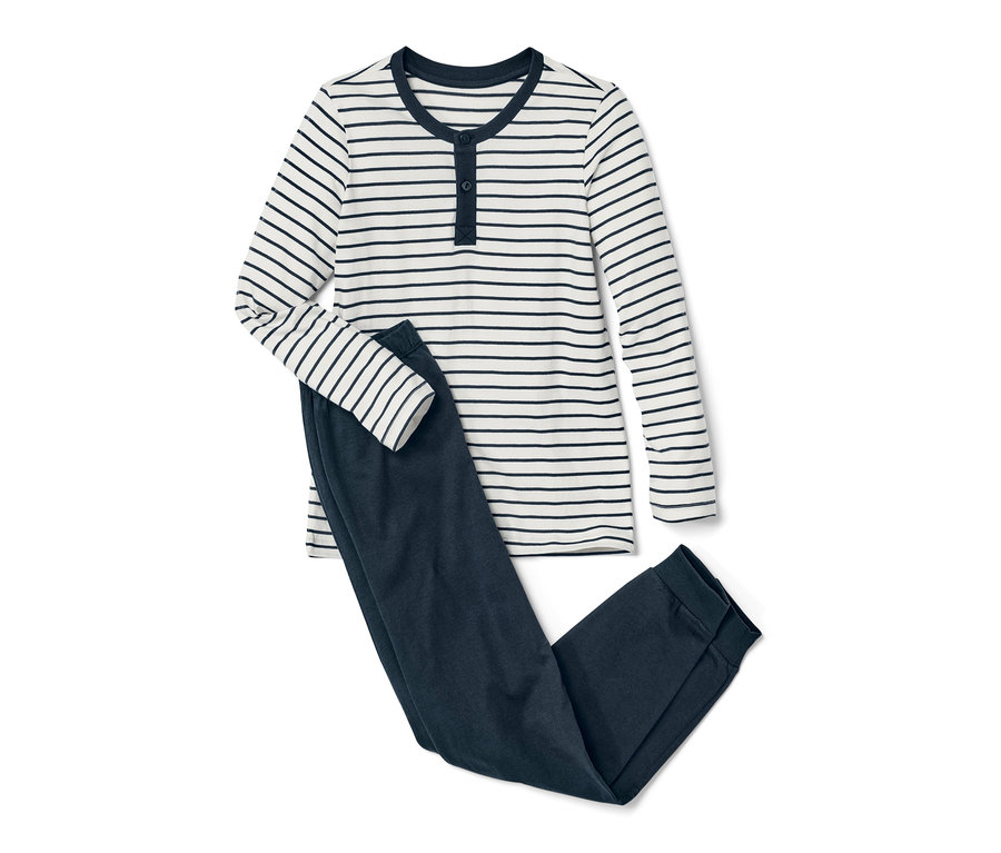 Ein Kinder-Pyjama, bestehend aus einem langärmeligen Oberteil mit blau-weißen Streifen und einer dunkelblauen Hose.