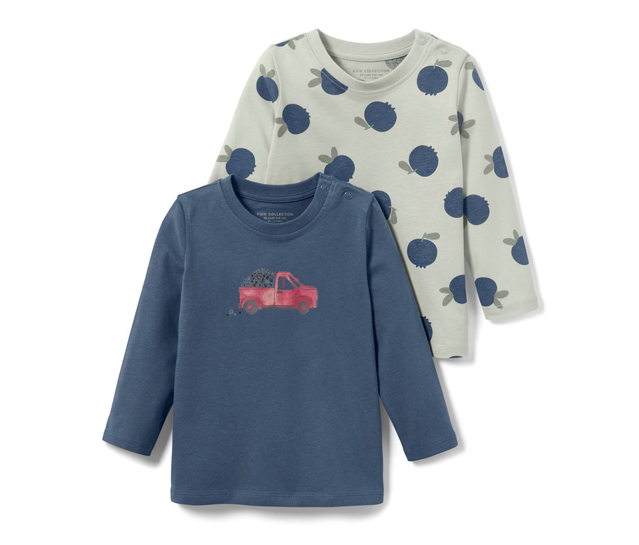 Zwei Kleinkind-Langarmshirts: ein hellgraues mit Blaubeerenmuster, ein blaues mit rotem Lastwagen.