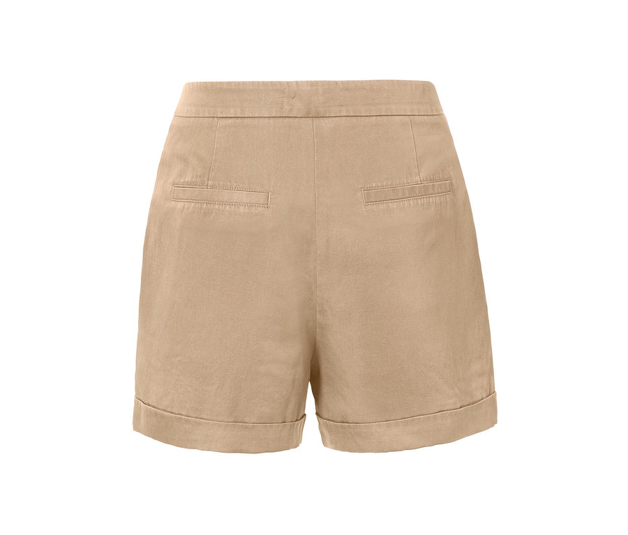 Beige Shorts mit Leinenanteil von hinten.