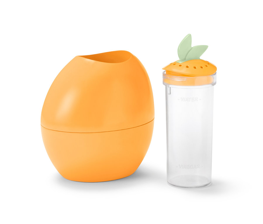 Ein orangefarbener Mikrowellenreiniger in Orangenform und ein Behälter für Wasser und Essig.