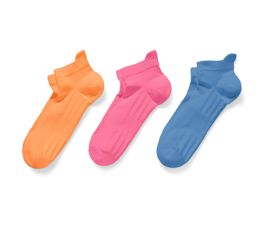 Drei Paar farbige Profi-Laufsocken.