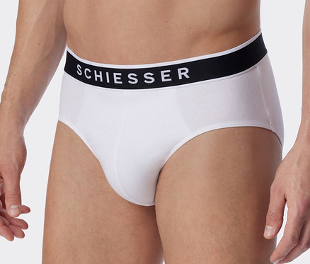Mann trägt weiße 3 SCHIESSER Rio-Slips mit Bio-Baumwolle.
