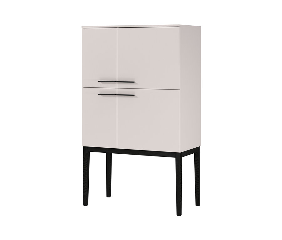 Ein weißes Highboard mit vier Türen und schwarzen Beinen.