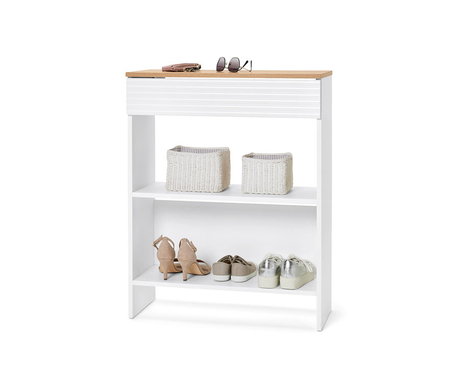 Geldbörse und Sonnenbrille liegen auf der Oberseite einer Konsole mit Schublade; zwei Weidenkörbe und Schuhe stehen in den Regalen.