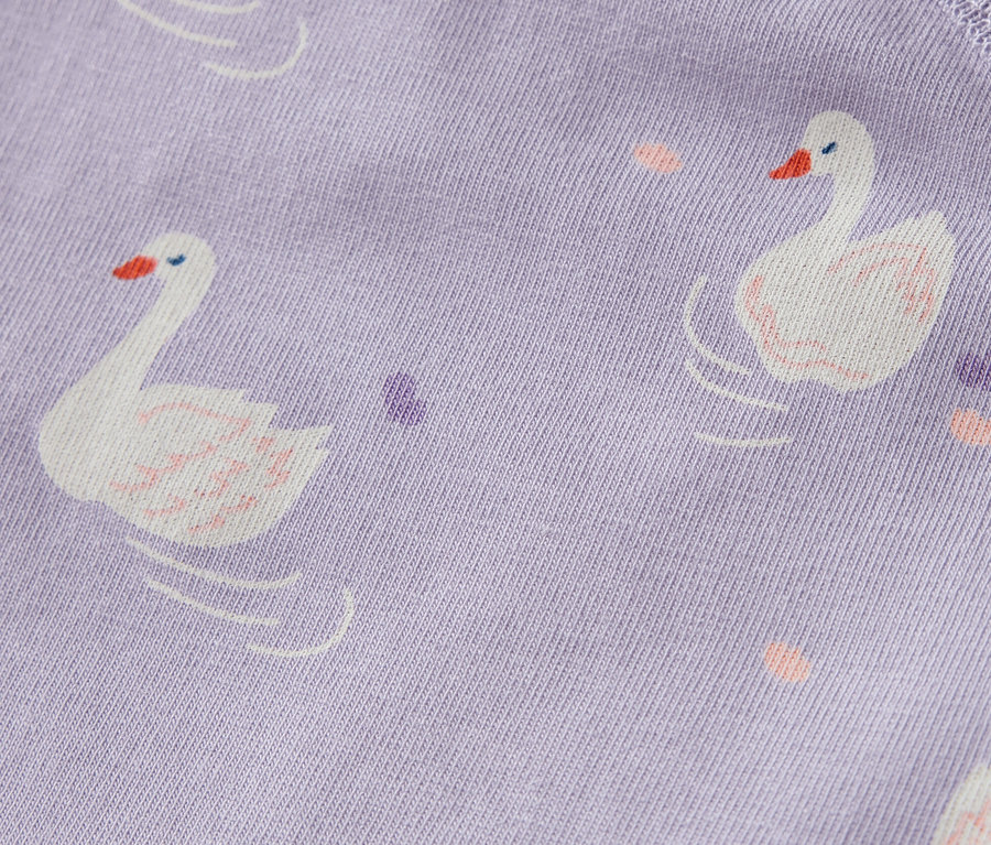 Detailansicht eines lila Baby-Bodys mit Schwanenmuster, 5 Baby-Bodys mit Mitwachsfunktion, Prinzessin.