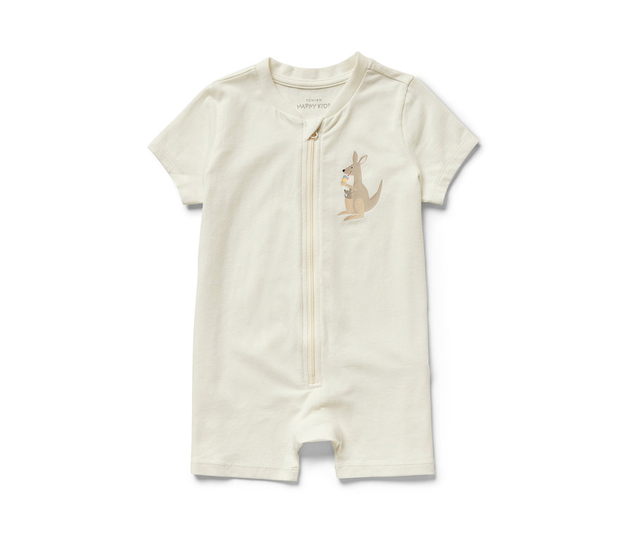Ein cremefarbener kurzer Baby-Schlafanzug mit Känguru-Abbildung.