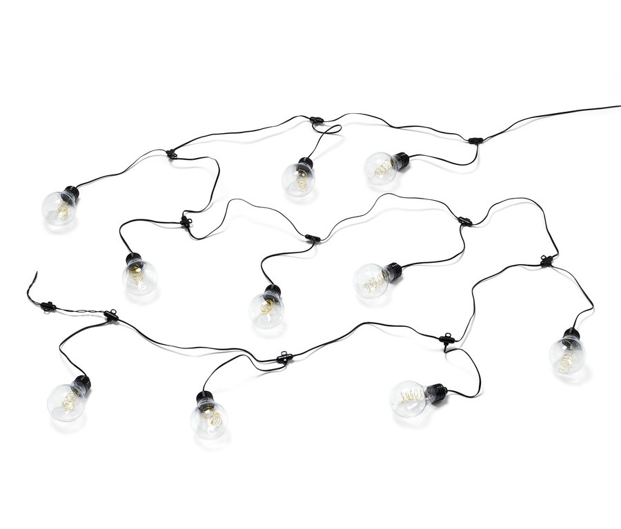 Eine Solar-Lichterkette mit zehn Glühbirnen und schwarzem Kabel liegt auf einem weißen Hintergrund.
