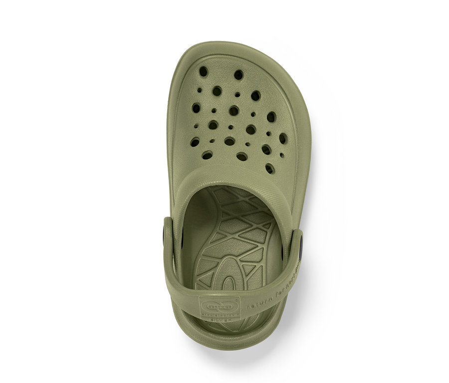 Nahaufnahme eines olivgrünen Kinder-Clogs.