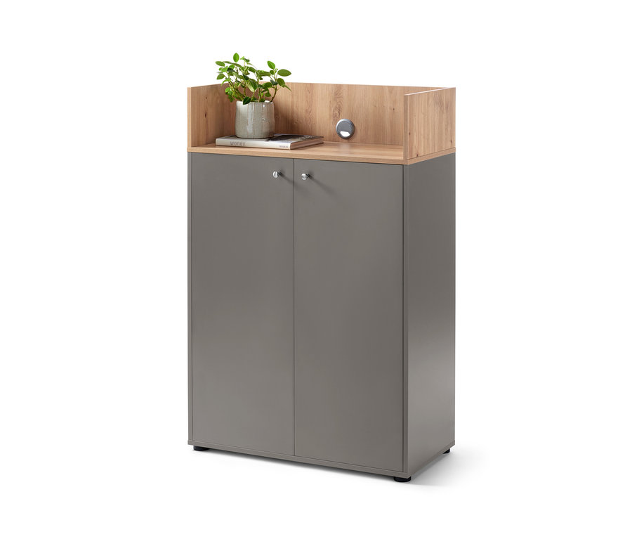 Graues Highboard mit 2 Türen und einer Holzplatte, auf der sich eine Topfpflanze und ein Buch befinden.