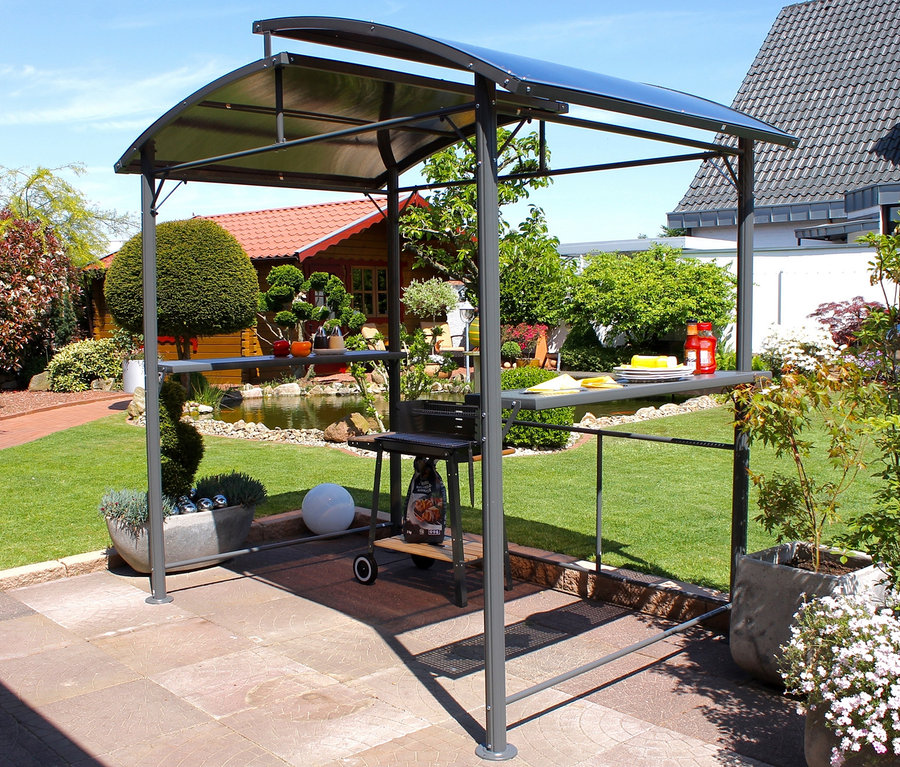 Grauer Profi-Grillpavillon, XXL steht auf einer Terrasse inmitten eines Gartens.