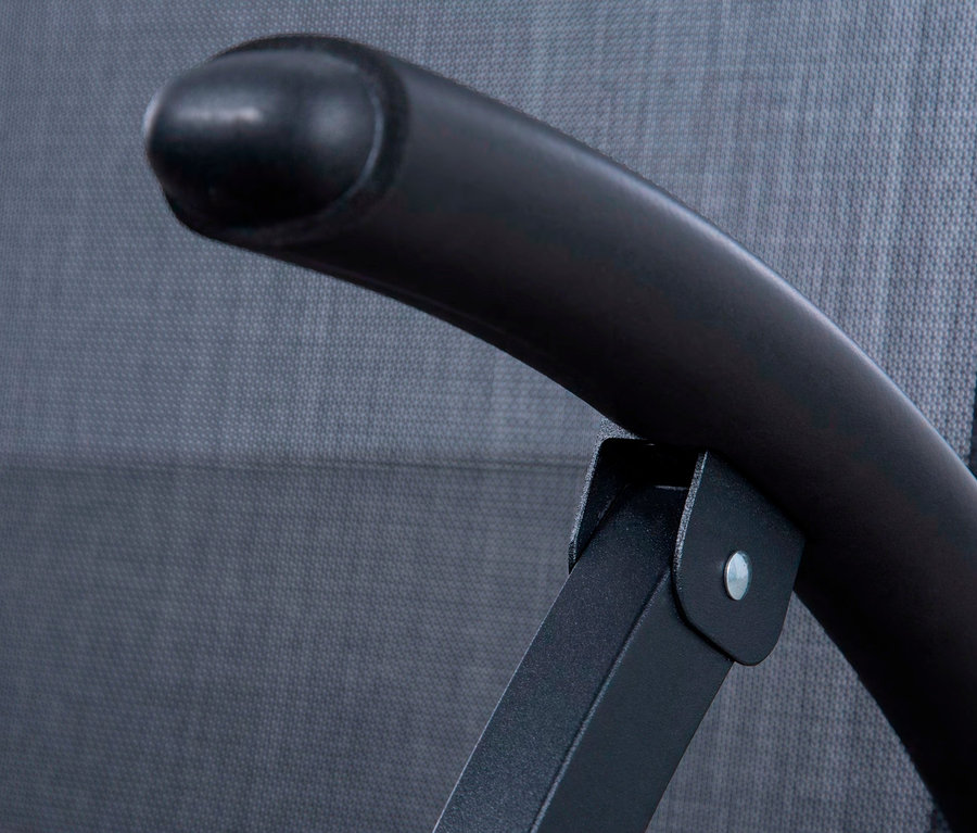 Detailaufnahme einer Armlehne der Leco Sonnenliege »Katharina« mit schwarzem Rahmen und grauem Stoff.