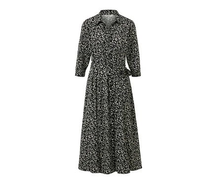 Ein florales Hemdblusenkleid mit Dreiviertelärmeln und Gürtel.