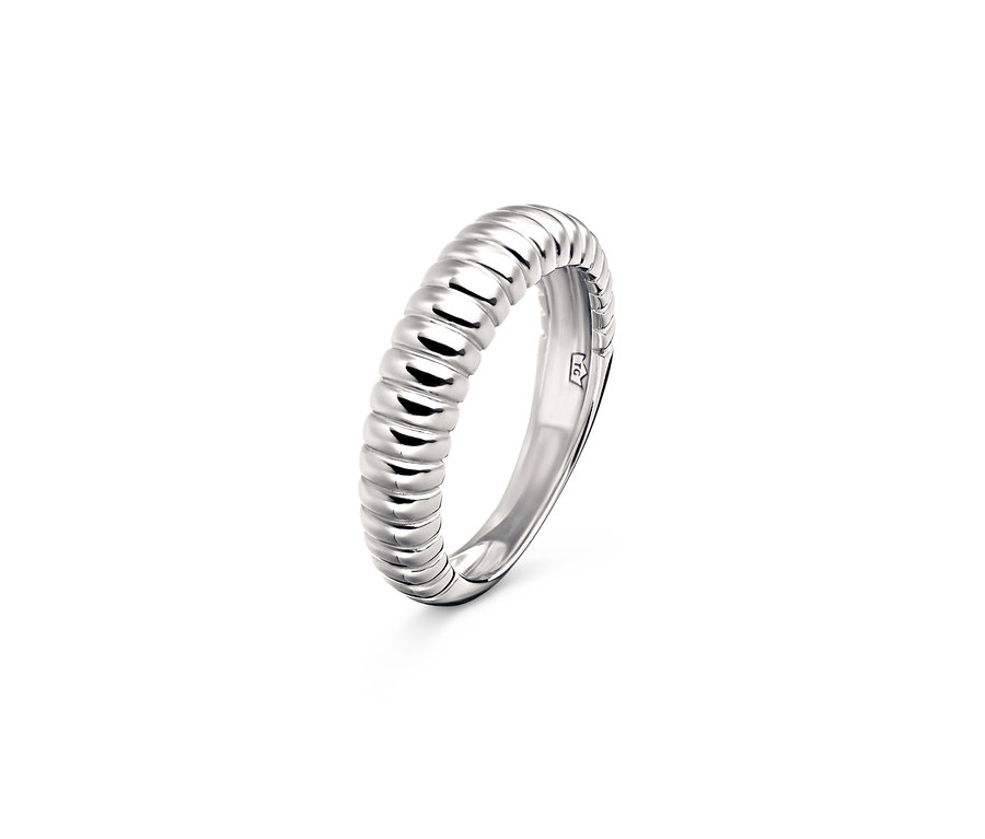 Nahaufnahme eines 925 Silber Rings Ribbed.