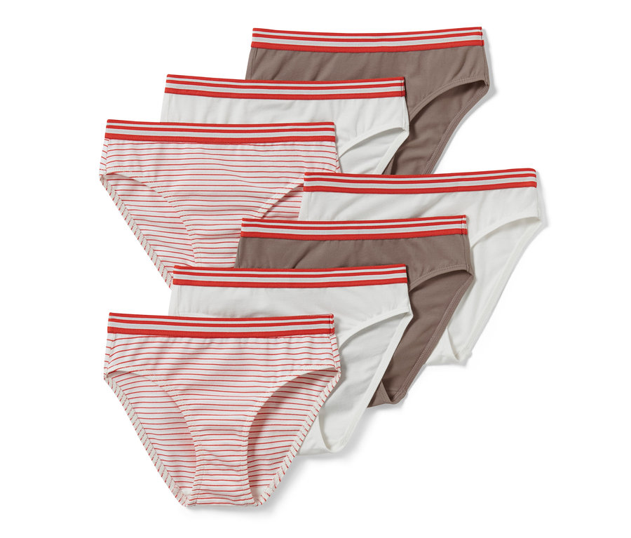 Sieben Mädchenslips: zwei gestreift, drei weiß und zwei braun. Alle haben einen roten Bund.