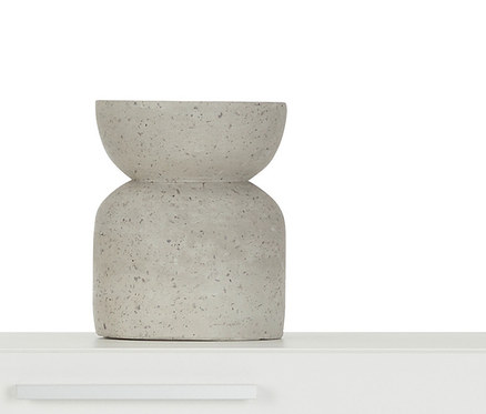 Weißes Sideboard »Nonza« mit offenen und geschlossenen Staufächern, darin Bücher, Schachteln und Deko.