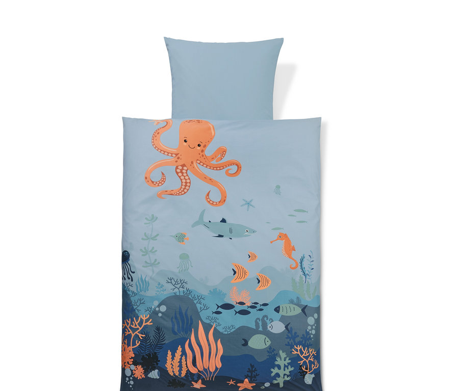 Blauer Bettbezug und Kissen mit Meereslebewesen-Motiv.