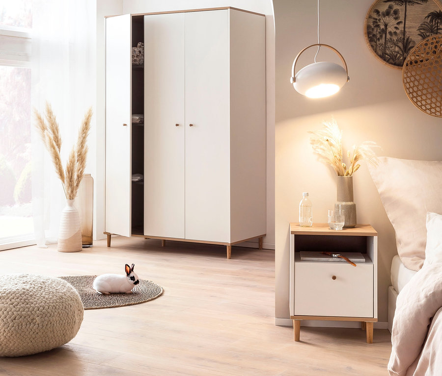 Schlafzimmer mit weißem Kleiderschrank »Hilda«, Nachttisch »Hilda« und Dekorationen.