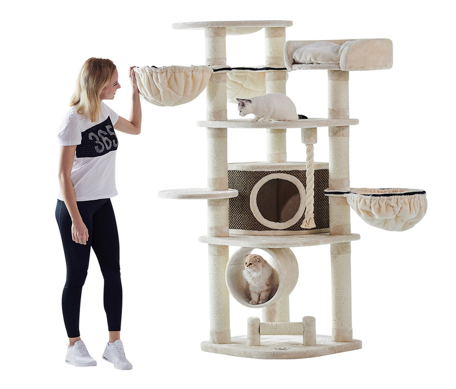 Frau betrachtet den Kratzbaum »ELIF«, auf dem sich zwei Katzen befinden.