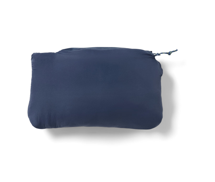 Eine dunkelblaue Hybrid-Weste »pack light« ist verpackt.