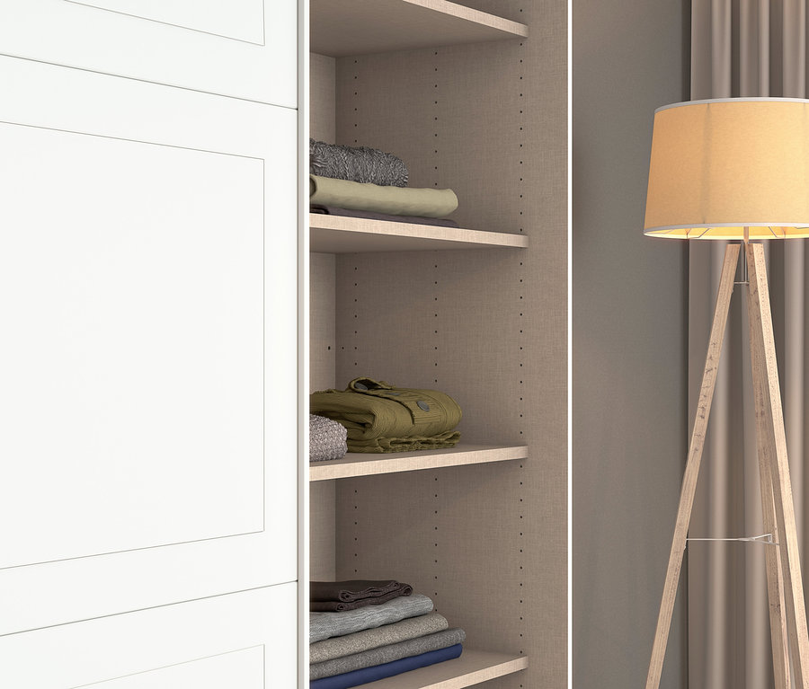 Kleidung gestapelt auf Regalen im Inneren eines rauch Schwebetürenschrank »Ruja« und Stehlampe.