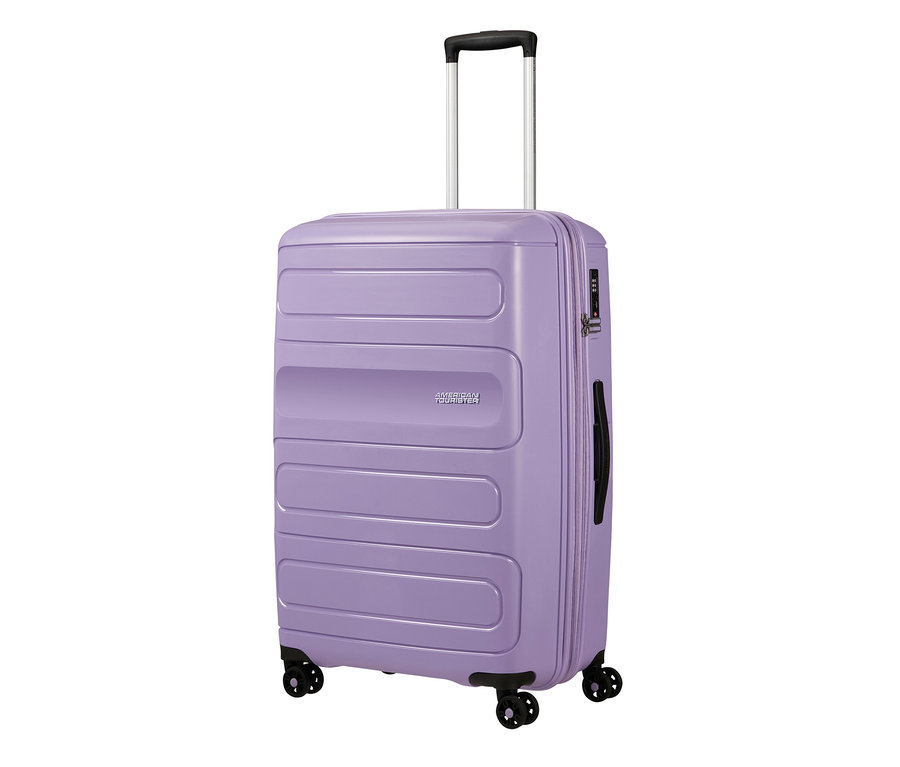 Ein lavendelfarbener American Tourister Hartschalen-Koffer "Sunside Spinner", 77/28 vor einem weißen Hintergrund.