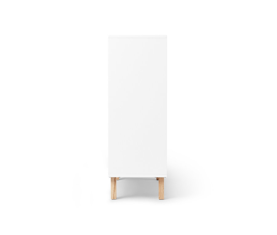 Eine vertikale Ansicht eines weißen Sideboards mit 2 Türen und einem offenen Fach.