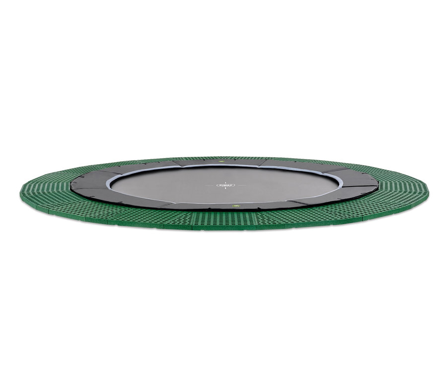 Ein EXIT Dynamic Bodentrampolin ist im Boden eingelassen.