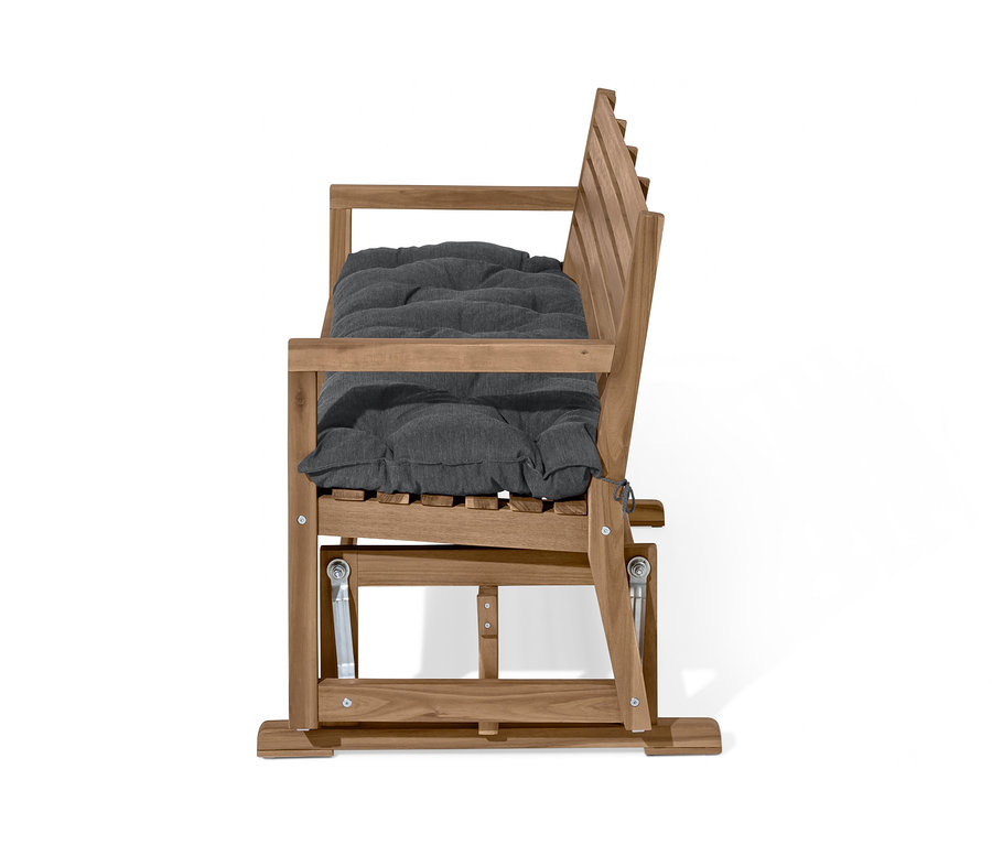 Seitenansicht einer hölzernen Schaukelbank mit grauem Kissen.