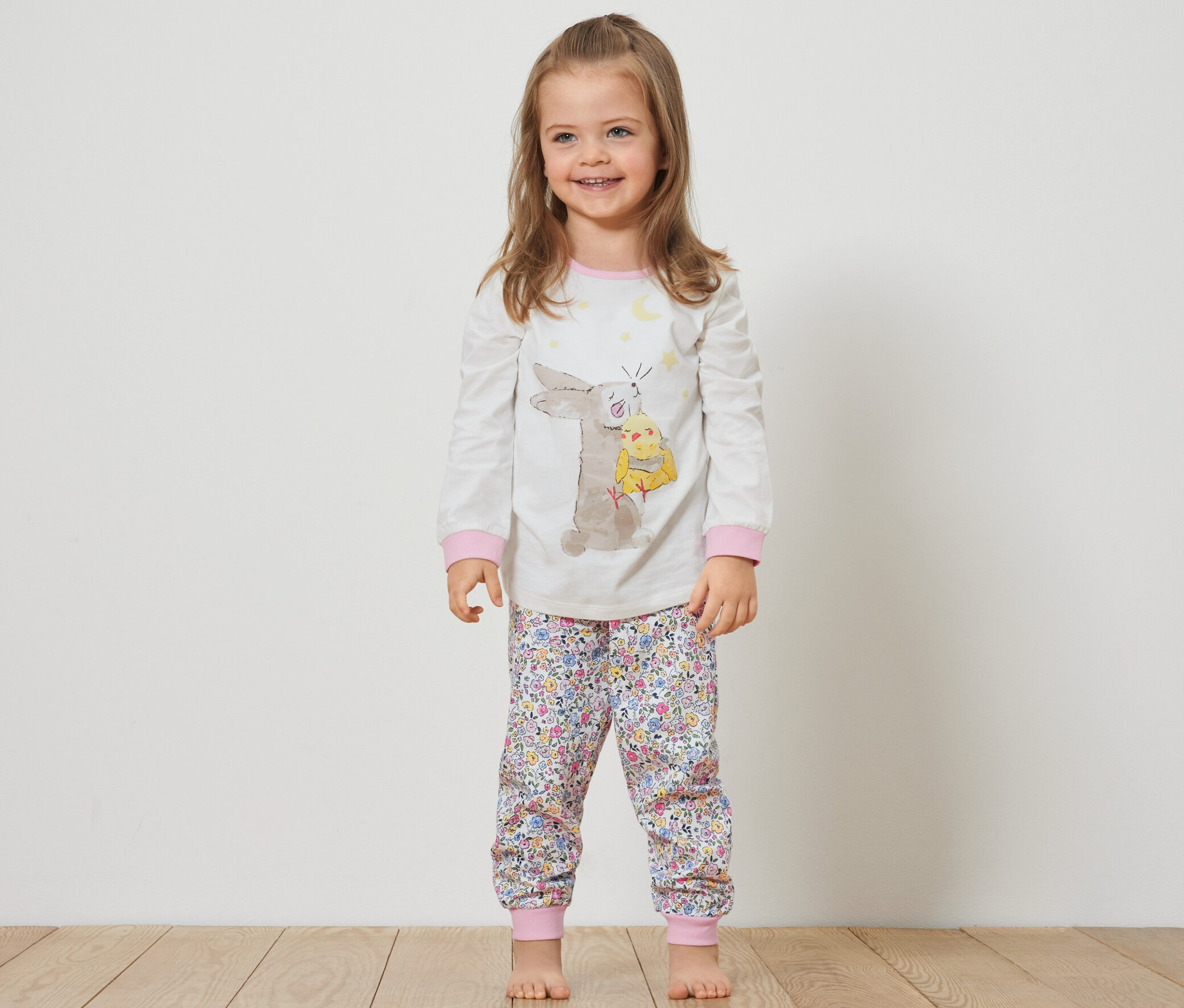 Mädchen trägt einen Kinder-Pyjama mit Hasen-Motiv.