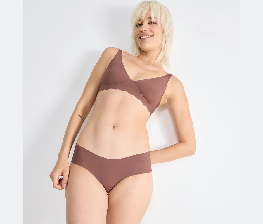 Frau posiert in BH und Hüftslip sloggi ZERO Microfibre 2.0 Hipster 2P.