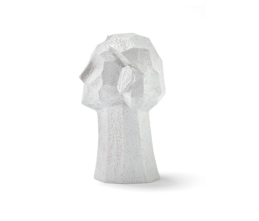 Eine Deko-Skulptur eines Kopfes von vorn vor einem weißen Hintergrund.