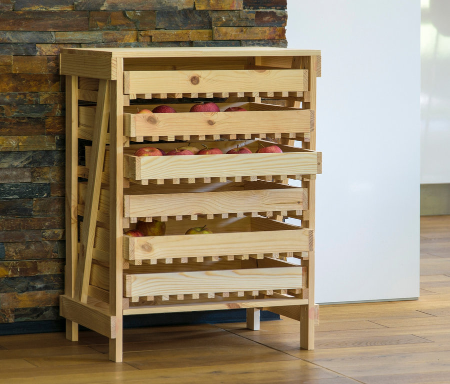 Dobar Vorratsregal aus Holz mit Schubladen voller Äpfel.