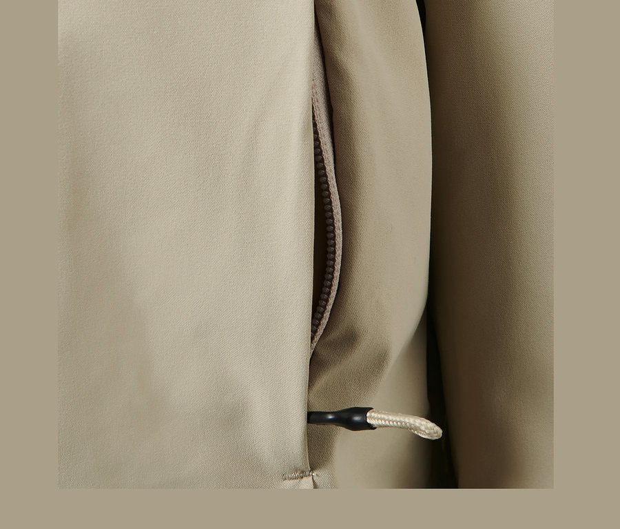 Detailansicht einer grauen 3-in-1-Outdoormantel mit Reißverschluss und Kordelzug.