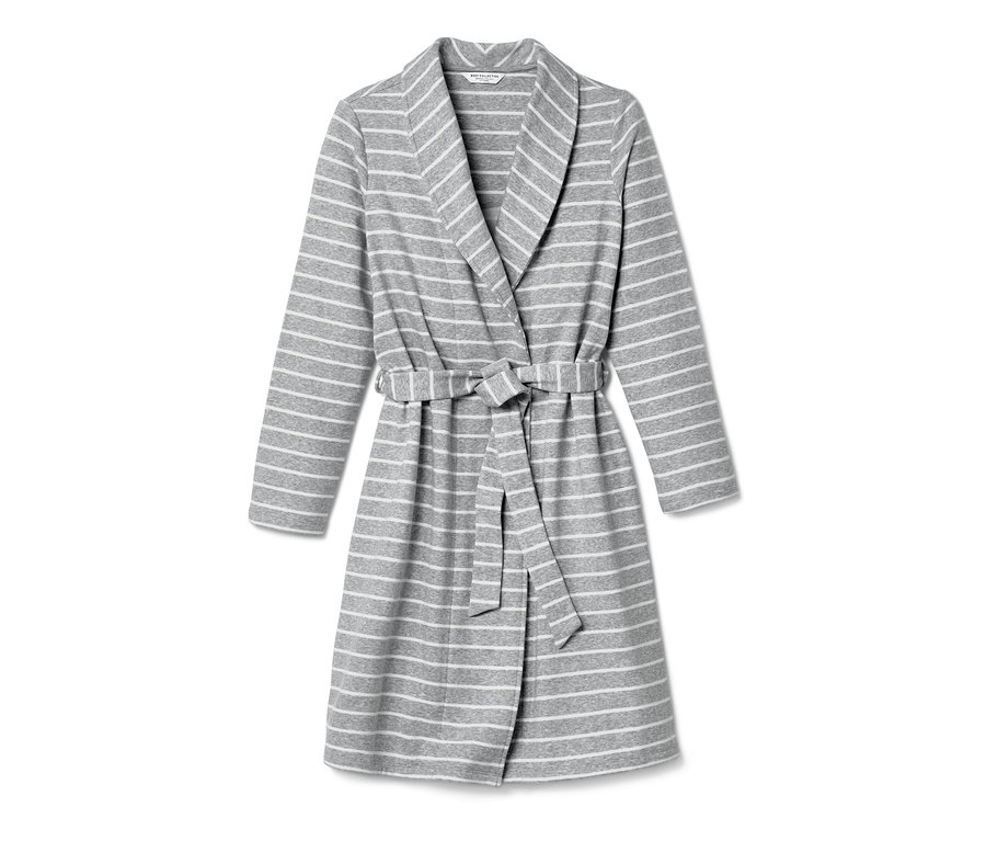 Grauer Morgenmantel mit weißen Streifen und Gürtel.